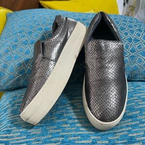 J/SLIDES Harry Embossed Leather SLIP ON Pewter platform‎ sneakers shoes silver